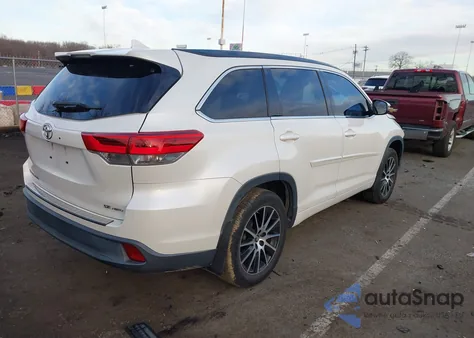 2018 Toyota Highlander Se/Xle z USA, uszkodzony, nr VIN 5TDJZRFH3JS546947